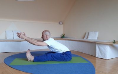 VIDEO návod na cvičenie jogy doma – kliešte – paščimottanásana