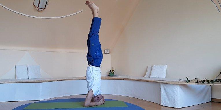 VIDEO návod na cvičenie jogy doma – stoj na hlave
